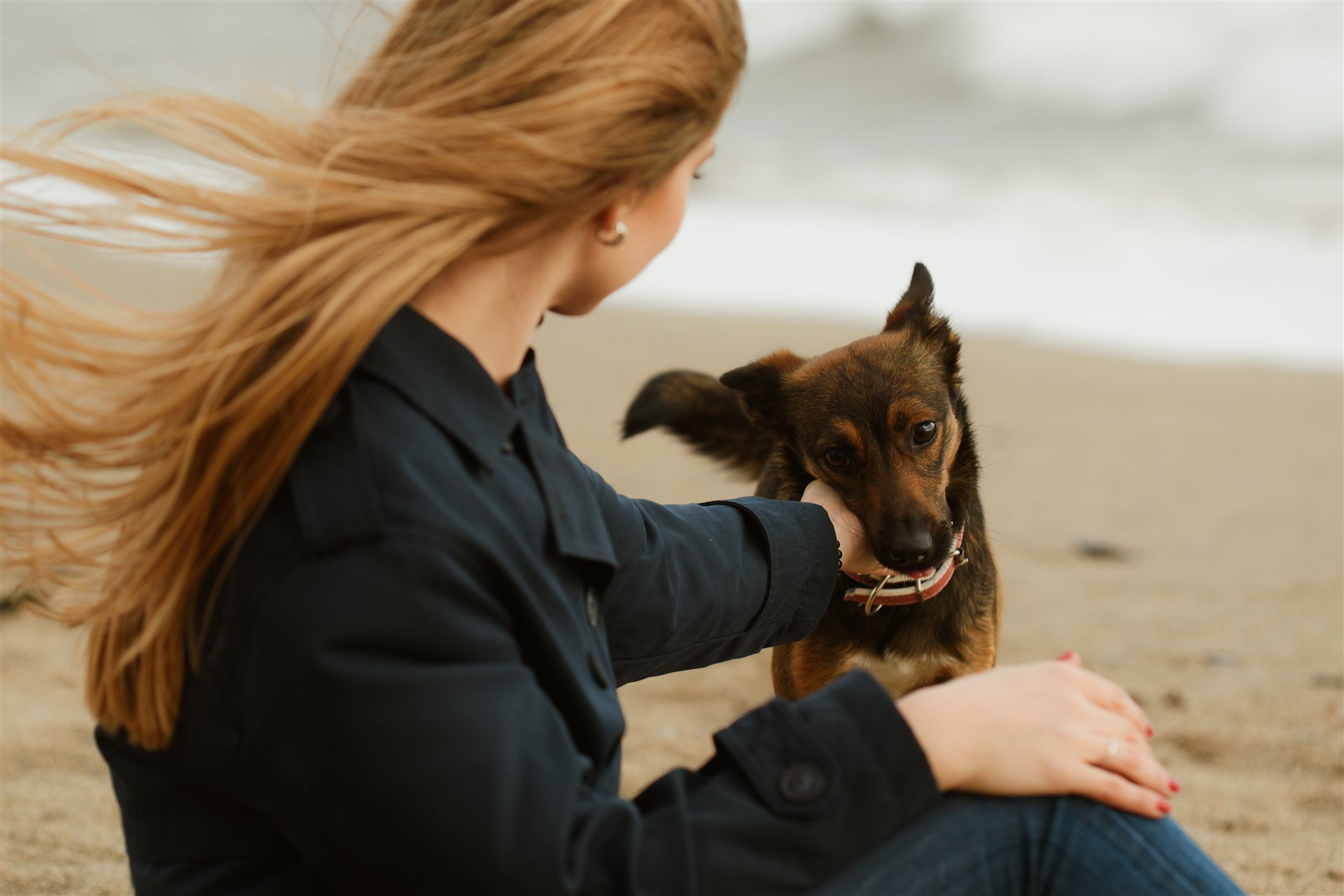 Mujer acariciando a su perro en la playa de Águilas — Luarna Studio