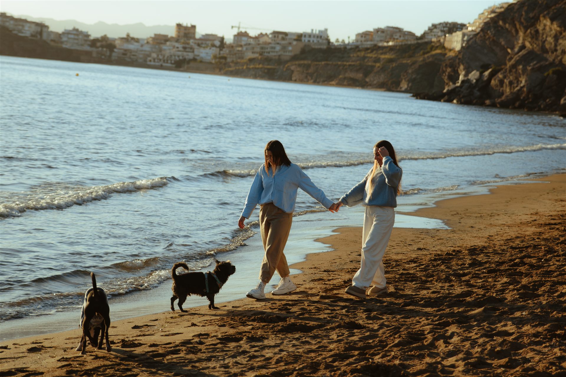 Dos amigas paseando con sus perros en la playa de Águilas — Luarna Studio