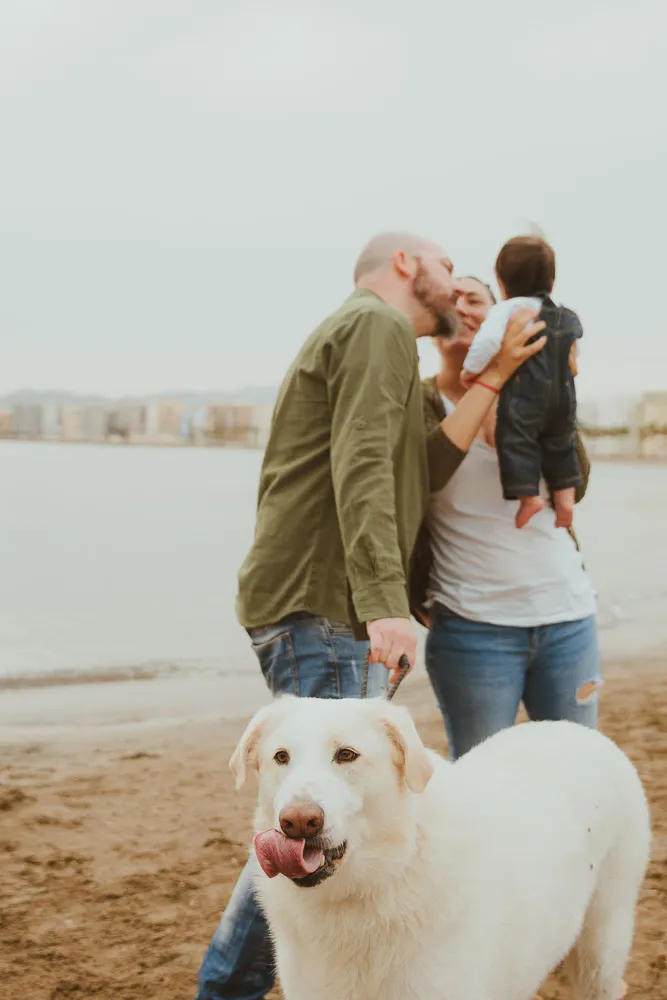 Isa con su familia y su perro Rem en la playa — Luarna Studio