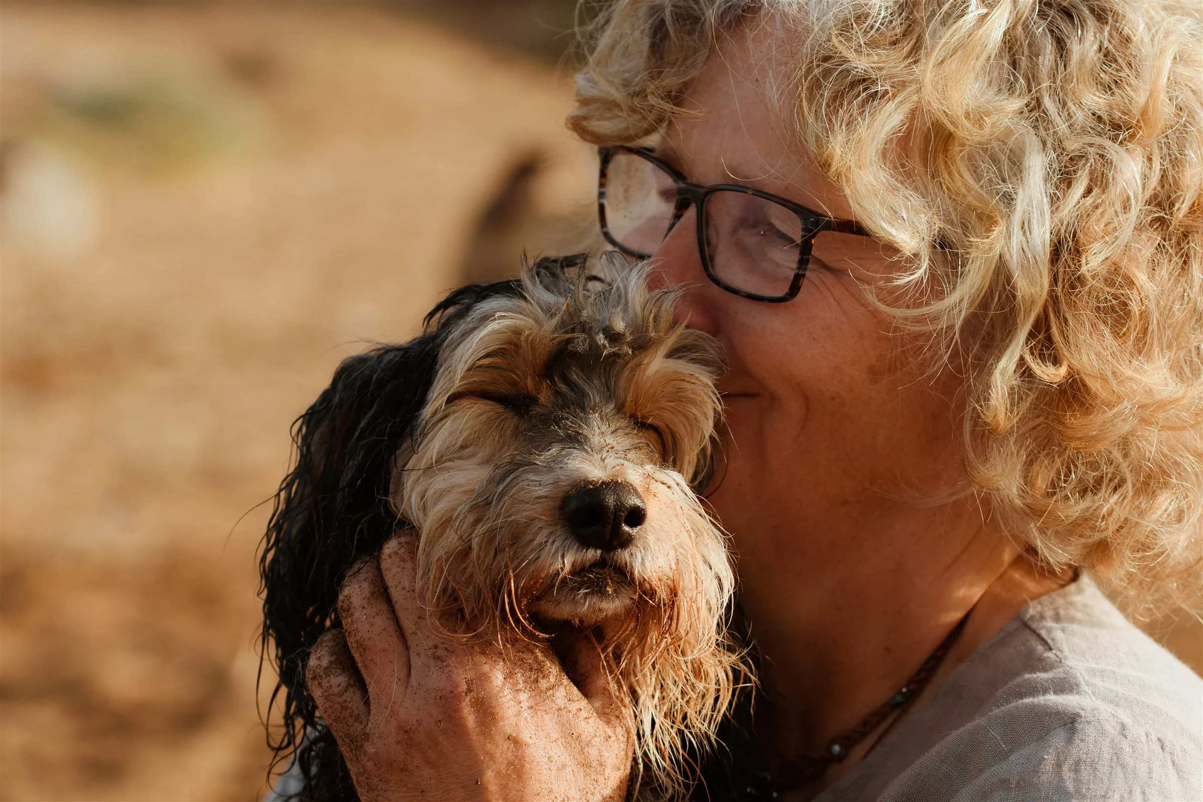 Mujer abrazando a su perro mayor — Luarna Studio