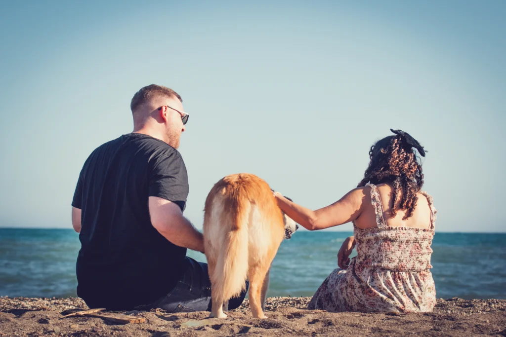 una familia en una sesión de fotografia en murcia hecha por fotografos de perros en Águilas