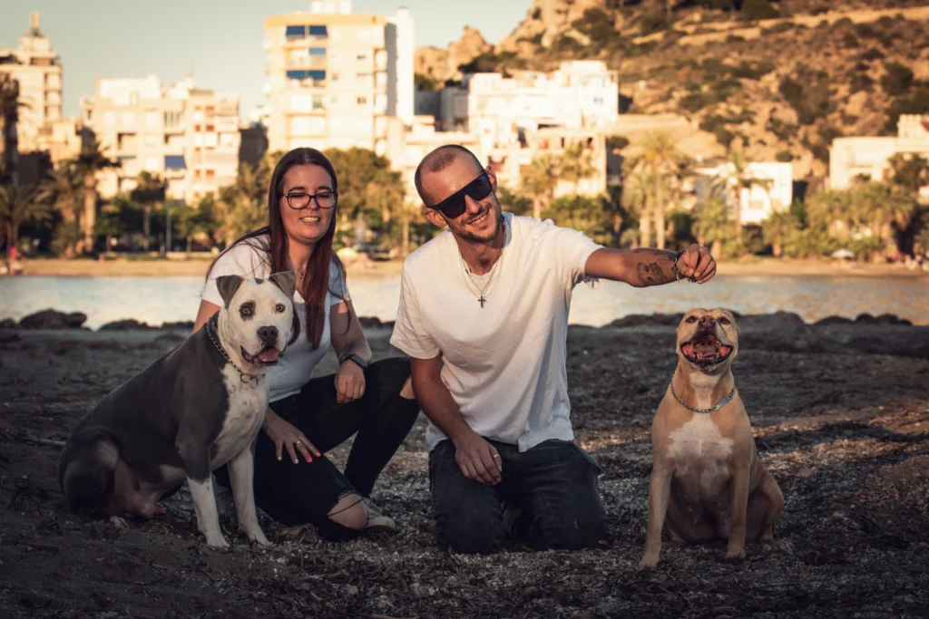 una familia en una sesión de fotografia de mascotas murcia.