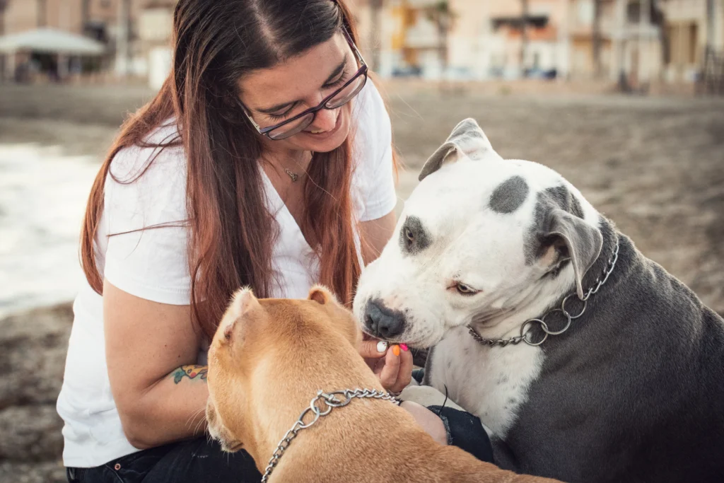 Un retrato de una mujer con sus perros en una sesión de fotos de perros en Águilas. Fotografos en Águilas