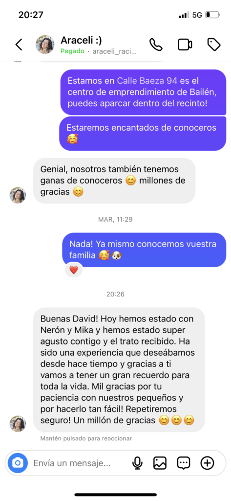 Reseña de una mujer a unos fotografos en Águilas de perros.