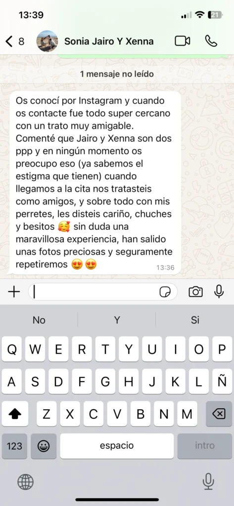 Reseña de una mujer a unos fotografos en Águilas de perros.